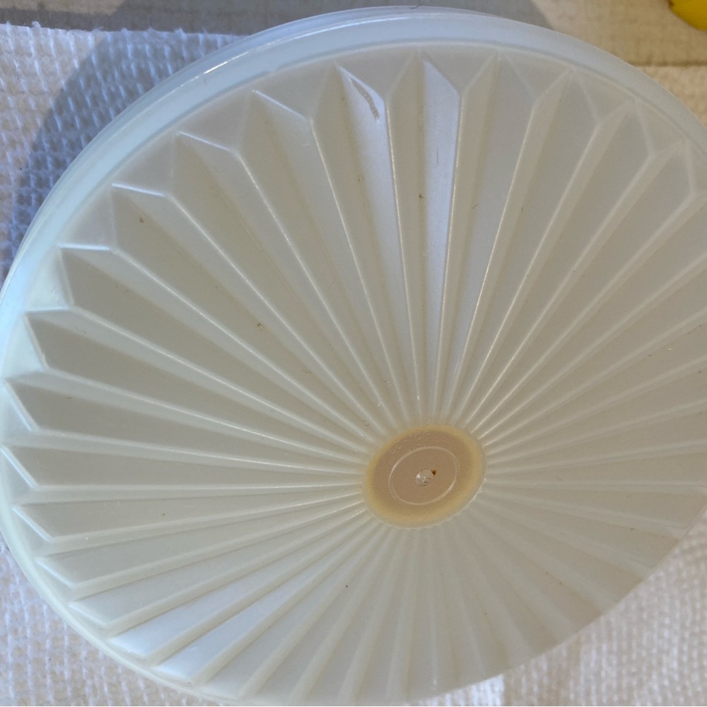 Vintage Tupperware Yellow 2 Qt pitcher - Picture 3 of 5